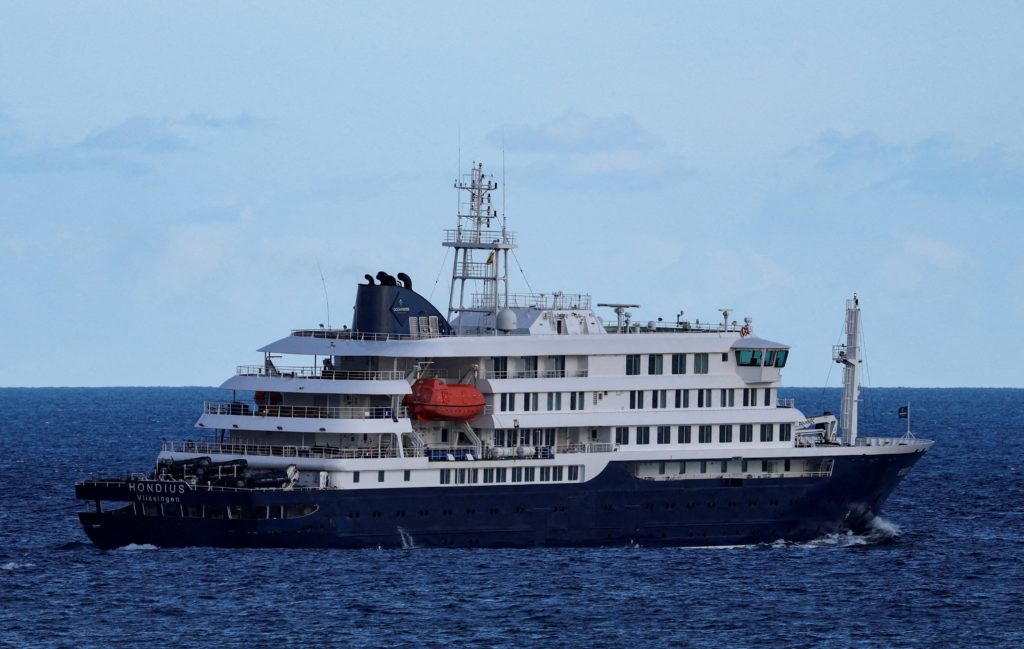 The cruise ship MV Hondius, affected by a hantavirus outbreak, leaves the port of Granadilla de Abona, in Tenerife, Spain, May 11, 2026. REUTERS/Hannah McKay     TPX IMAGES OF THE DAY